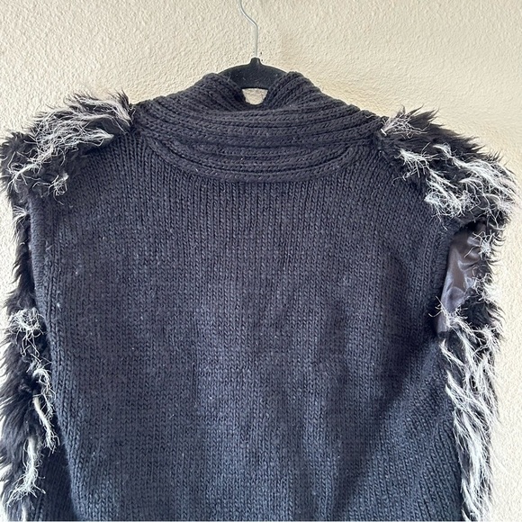 Collection Eighteen Women’s Circle Cadigan Knit Vest M/L Black Faux Fur Goblin - Picture 6 of 10